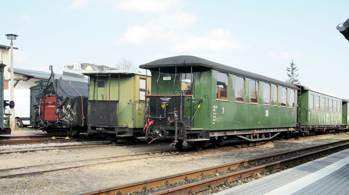 Schmalspur Personenwagen der L��nitzgrundbahn in Radebeul-Ost am 12.04.2016.