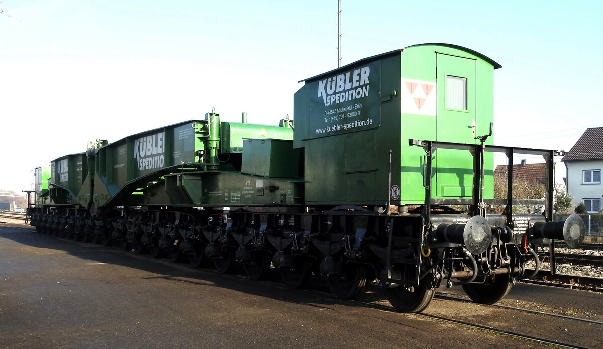 Schnabeltragwagen leer, 996 0 005-0 der K�bler Spedition in V�hringen am 05.12.2015. Leerer Wagen mit zusammengesetztem Tragschnabel.