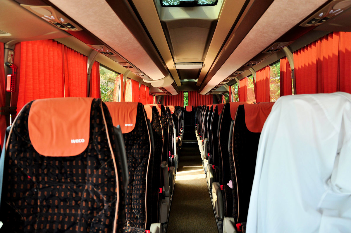 Sch�ne gediegene Sitze im IVECO Magelys von Sadds.sk in Krems gesehen.