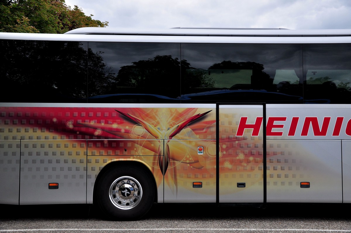 Sch�nes Seitendekor am Setra 415 GT-HD von Heininger Reisen aus der Schweiz,am 10. Juli 2014 in Krems gesehen.