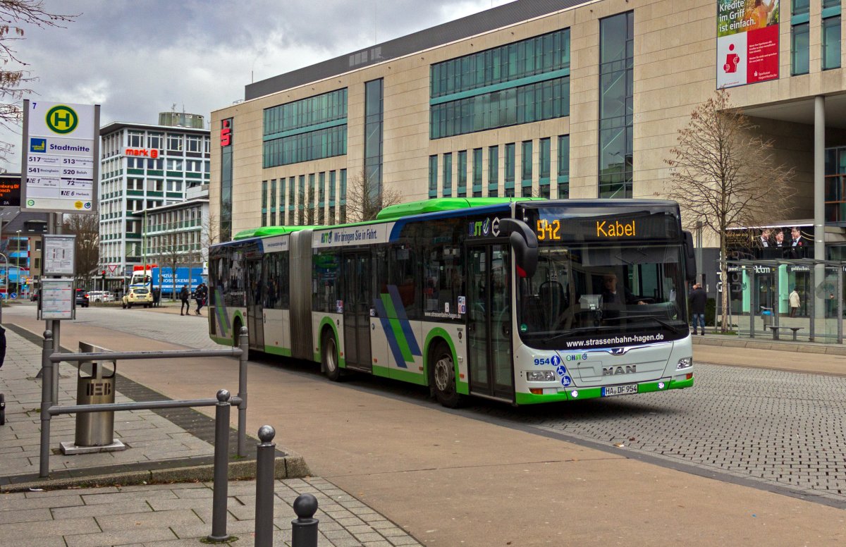 Schon seit Jahrzehnten fhrt in Hagen keine Straenbahn mehr. Das rtliche Verkehrsunternehmen heit jedoch bis heute Hagener Straenbahn (HST). Hier ist Wagen 954, ein MAN, in der Hagener Innenstadt unterwegs und muss bis nach Kabel noch quer durch die Stadt fahren.