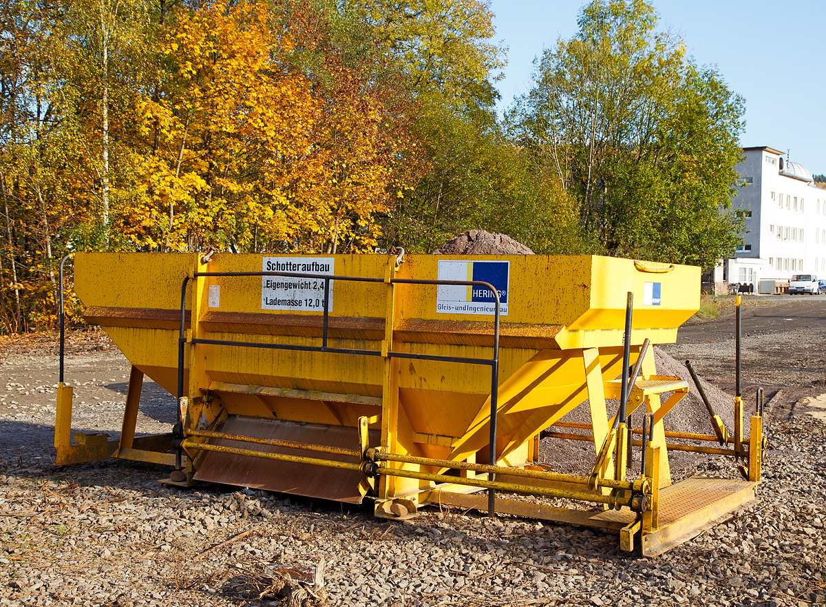 
Schotteraufbau für den Gleiskraftwagenanhänger KLA06 (mit Auffahrrampe), Kleinwagen 06 0021 5, der Hering Bau GmbH & Co. KG (Burbach-Holzhausen), abgestellt am 29.10.2016 in Betzdorf/Sieg. 

Technische Daten:
Hersteller: AHUB GmbH, 15926 Luckau 
Baujahr: 2011 
Fabriknummer: 0001 
Fassungsvermögen: 8 m³ 
Ladegewicht: max. 12.000 kg 
Eigengewicht: 2.400 kg 