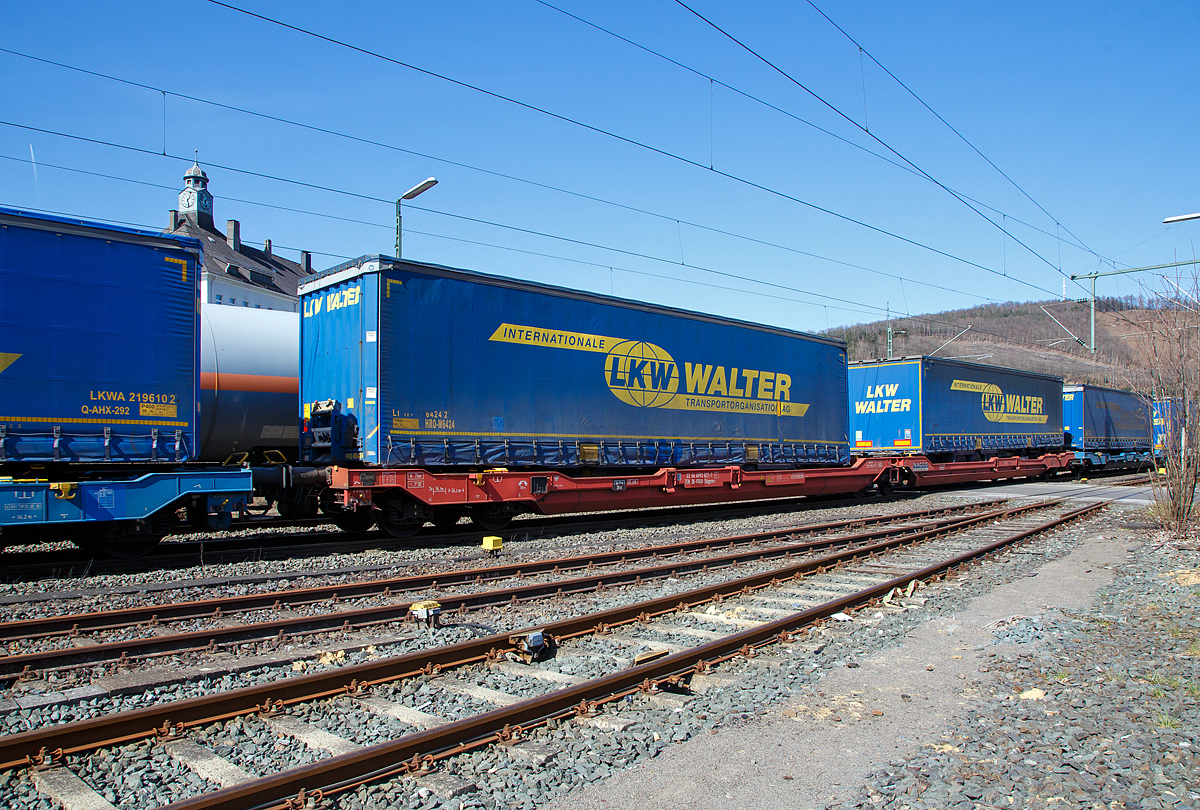 Sechsachsiger Gelenk-Taschenwagen (Doppeltaschenwagen in Gelenkbauart) der VTG Schweiz (ex NACCO), 33 56 4993 037-7 SK-VTGCH, der Gattung Sdggmrs am 29.03.2021 im Zugverband bei einer Zugdurchfahrt in Niederschelden.
 
Diese Güterwagen sind zum Transport von kranmanipulierbaren Sattelaufliegern und genormten Wechselbehältern / Containern an allen europäischen Eisenbahnstrecken mit Normalspurweite bestimmt.

Technische Daten:
Spurweite: 1.435 mm
Eigengewicht: 34.300 kg
Gewicht des beladenen Wagens: S/SS 135 t / 120 t
Max. Radsatzlast (S): 20 t
Max. Ladegewicht: (C) 85,0 t, (D) 100,0 t 
Max. Geschwindigkeit: 100 km/h
Länge über Puffer: 34.200 mm
Drehzapfenabstand: 2 x 14.200 mm
Radsatzstand in den Drehgestellen: 1.800 mm
Ladelänge: 2 x 16.100mm
Bremse: 2 x DK-GP-A
Bremssohle: Jurid 816M
Feststellbremse: Ja
Intern. Verwendungsfähigkeit: TEN