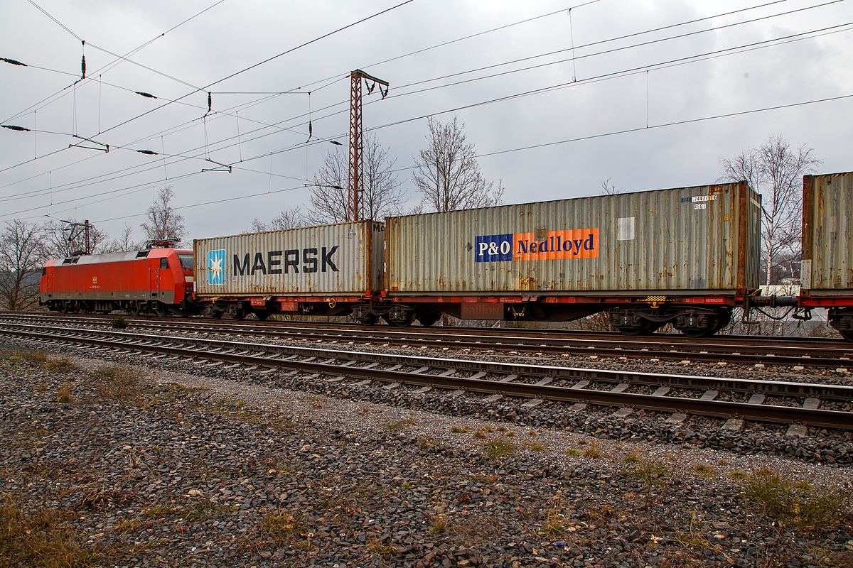 Sechsachsiger Gelenkwagen (Gelenk-Containertragwageneinheit), der Gattung Sggrss 734 (31 80 4960 009-7 D-DB) der DB Cargo AG am 18.03.2021 im Zugverband bei der Durchfahrt in Rudersdorf (Kr. Siegen) an der Dillstrecke (KBS 445) in nördlicher Richtung. Davor als Zuglok die DB 152 094-9.

Diese Gelenkwagen mit sechs Radsätzen sind für den Transport von Großcontainern und Wechselbehältern vorgesehen.

Auf den Außenlangträger des Wagens befinden sich für jede vorgesehene Ladeposition feste und klappbare Aufsetzzapfen zum Festlegen der Ladungseinheiten (gemäß UIC- Merkblatt 592-1 und 2) in verschiedenen Kombinationen.

Das aus zwei Wagenhälften bestehende Untergestell ist eine verwindungsweiche, geschweißte Rahmenkonstruktion aus Walz- und Blechprofilen, gebildet aus den Kopfstücken, den Hauptquerträgern und den äußeren Langträgern. In der Wagenmitte befindet sich eine Übersteigmöglichkeit. Die Bereiche über den Drehgestellen sind durch Bleche versteift, die außerdem als Funkenschutzbleche dienen.

Die Verbindung der beiden Wagenhälften besteht aus einem Gelenklager und seitlichen Gleitstücken. Der Wagen trägt die Anschrift „Vorsichtig rangieren“.

TECHNISCHE DATEN:
Spurweite: 1.435 mm
Länge über Puffer: 26.400 mm
Drehzapfenabstand: 2 x 10.350 mm
Achsabstand in den Drehgestellen: 1.800 mm
Ladelänge: 2 x 12.220 mm
Höhe der Ladeebene über S.O.: 1.170 mm
Eigengewicht: 26.000 kg
Max. Zuladung bei Lastgrenze S: 109 t (ab Streckenklasse D)
Max. Zuladung bei Lastgrenze SS: 94 t (ab Streckenklasse C)
Max. Geschwindigkeit: 100 km/h (Lastgrenze SS und leer 120 km/h)
Kleinster befahrbarer Gleisbogen: R 75 m 
Bremse: 2 x DK-GP-A 
Bremssohle: Cosid 810
Feststellbremse: Ja (auf ein Drehgestell)
Verwendungsfähigkeit: RIV