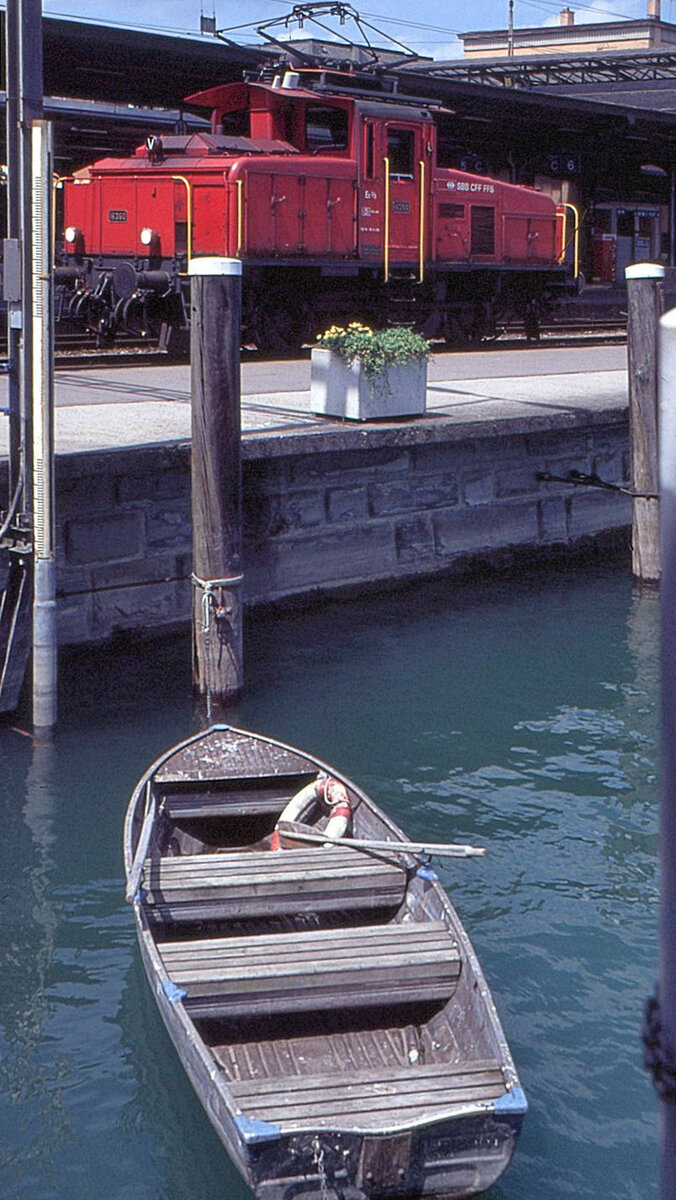 Seelinie Rorschach - Arbon - Romanshorn - Kreuzlingen (dann Fortsetzung Stein am Rhein - Schaffhausen): Ee 3/3 16360, Rangierlok in Romanshorn, am 7.August 2001 am Wasser.  