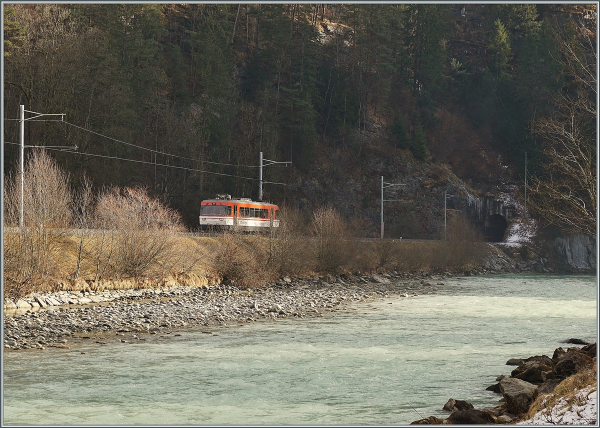 Seit dem 1. Januar hat die Zentralbahn die MIB übernommen und einige Fahrzeuge zeigen sich schon mit entsprechenden Änderungen. Im Bild zeigt sich der Be 125 008, der bei der MIB als Be 4/4 8 geführt und im Innenraum mit 90 85 8470 008-6 angeschrieben ist, als Regionalzug 9918 auf der Fahrt von Meiringen nach Innertkirchen. Der Triebwagen hat die Haltestelle Aareschlucht West verlassen und erreicht in Kürze den 1502 Meter langen Kirchet Tunnel welchen die Bahn durch die Aareschlucht führt. 

17. Februar 2021