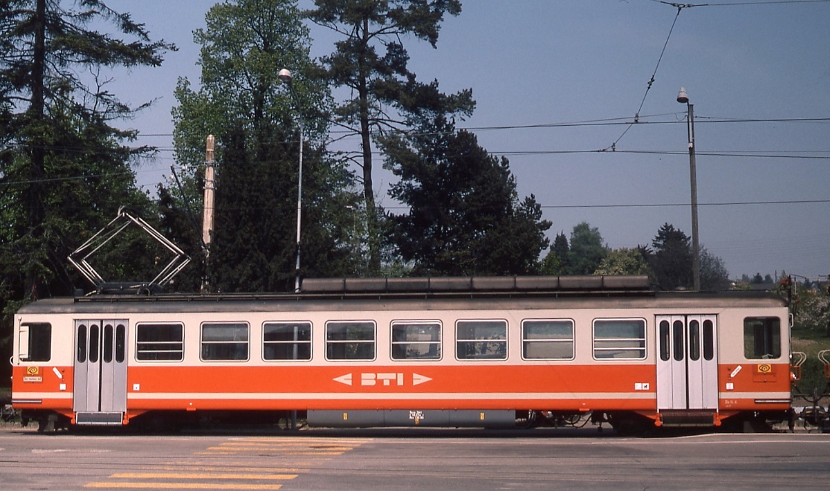 Seitenansicht des Be 4/4 4 der Biel-Tuffelen-Ins Bahn in Ins (Mai 1980)