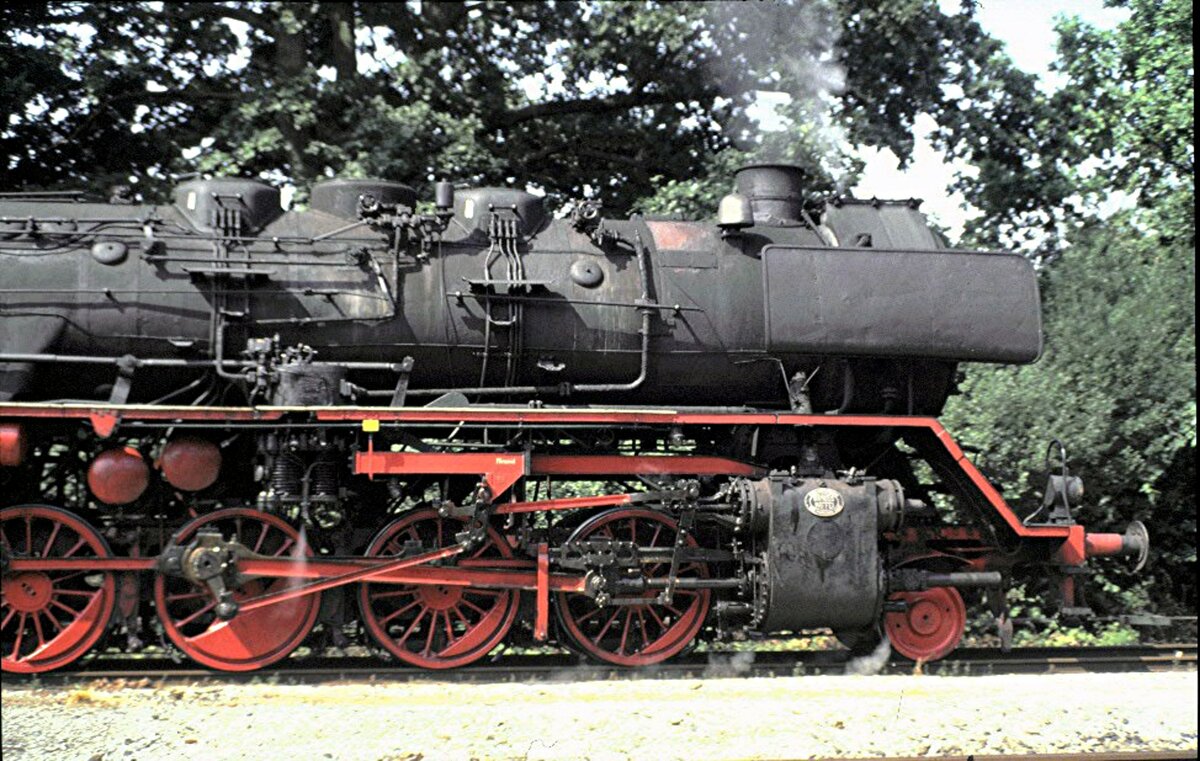 Seitenansicht vorderer rechter Teil der 50 0072 im Bayerischen Eisenbahnmuseum Nördlingen im Juli 1994.