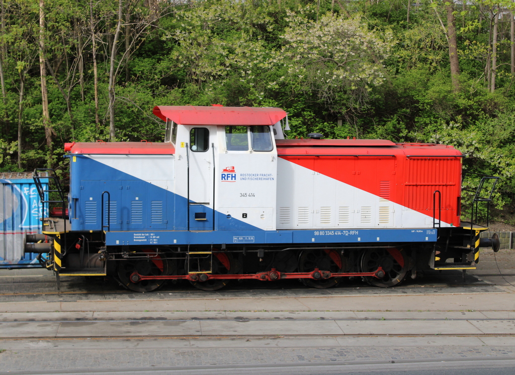 Seitenaufnahme von 345 414-7 am Vormittag des 07.05.20222 im Rostocker Fracht und Fischereihafen.