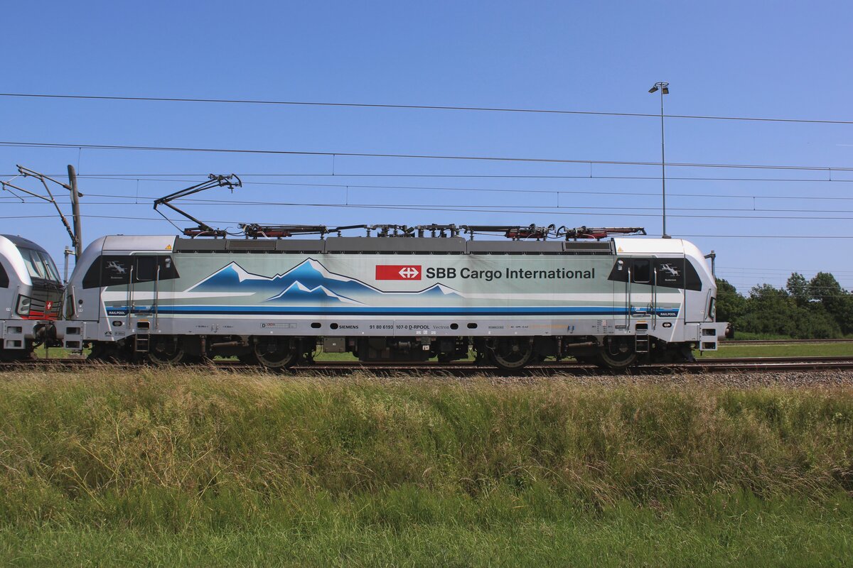 Seitenblick auf 193 107 von SBBCI whrend ein Stillstand in Valburg am 12 Juni 2025.