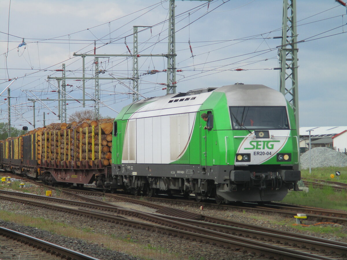 SETG ER20-04,am 21.Mai 2021,mit beladenen Holzwagen,beim Rangieren in Bergen/R�gen.