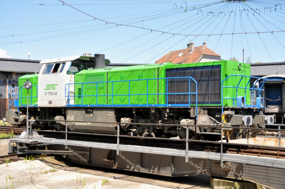 SETG V 1700.04  92 80 1277 005-5 D-SRA von Vossloh; Salfburger Unternehmen im Bahnpark Augsburg am 26.06.2022. Nachdem die 194 192 des BEM nicht auf die Drehscheibe kam, wurde die neue, moderne V 1700.04, auf die Drehscheibe gefahren.