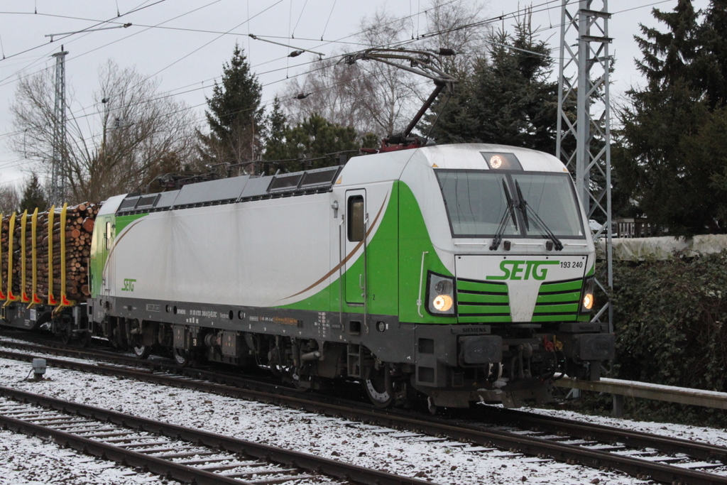 SETG-Vectron 193 240-9 mit Holzzug von Rostock-Bramow nach Stendal-Niederg�rne bei der Ausfahrt im Haltepunkt Rostock-Bramow um 09:32 Uhr.15.01.2017