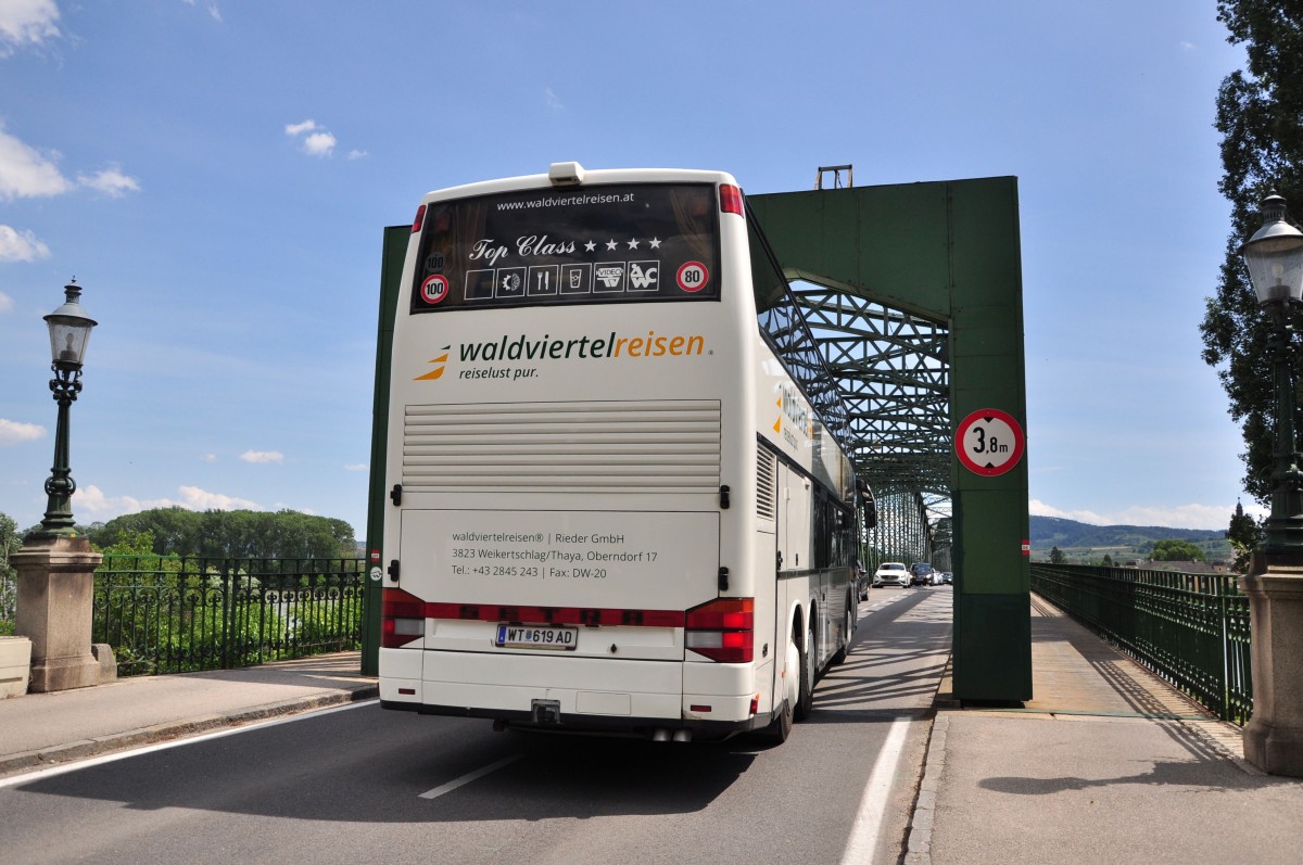 Setra 300er Serie von Waldviertelreisen RIEDER aus Niederösterreich bei der Anfahrt auf die  Mautener Brücke ,Autobrücke zwischen Krems und Mautern/Donau,wobei es gleich sehr eng werden wird.Mai 2015.