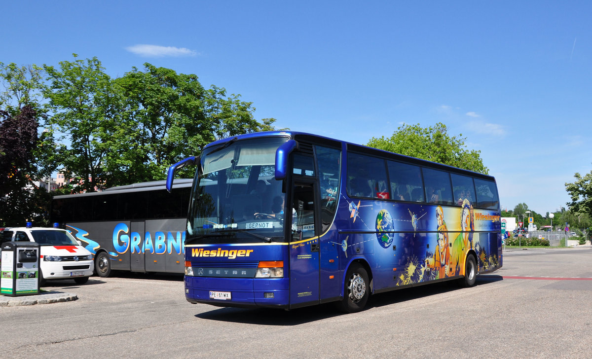 Setra 300er-Serie von Wiesinger Reisen aus sterreich in Krems gesehen.