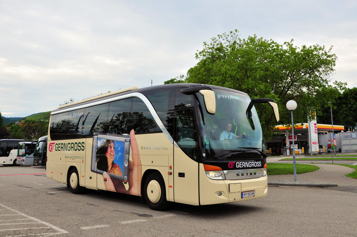 Setra 411 HD von Gerngross Reisen aus �sterreich in Krems gesehen.