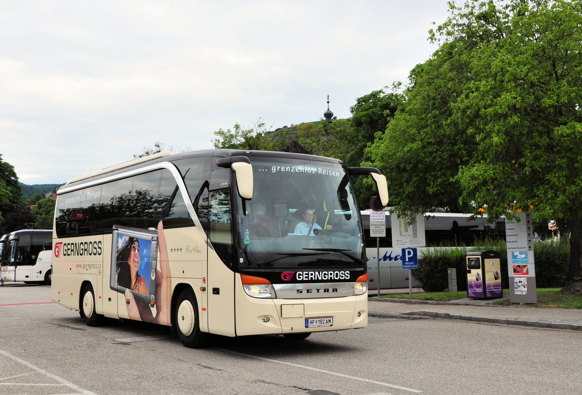 Setra 411 HD von Gerngross Reisen aus �sterreich in Krems gesehen.