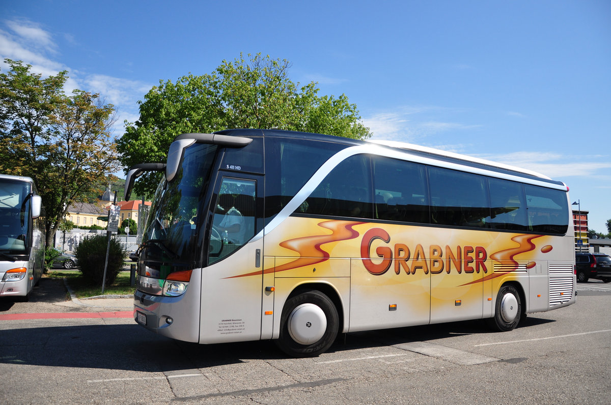 Setra 411 HD von Grabner Reisen aus Nieder�sterreich in Krems gesehen.