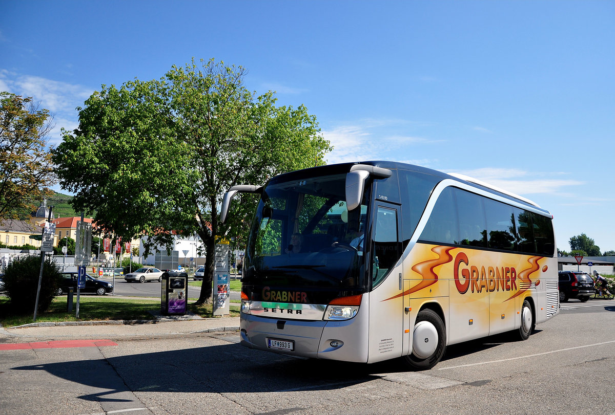 Setra 411 HD von Grabner Reisen aus Nieder�sterreich in Krems gesehen.