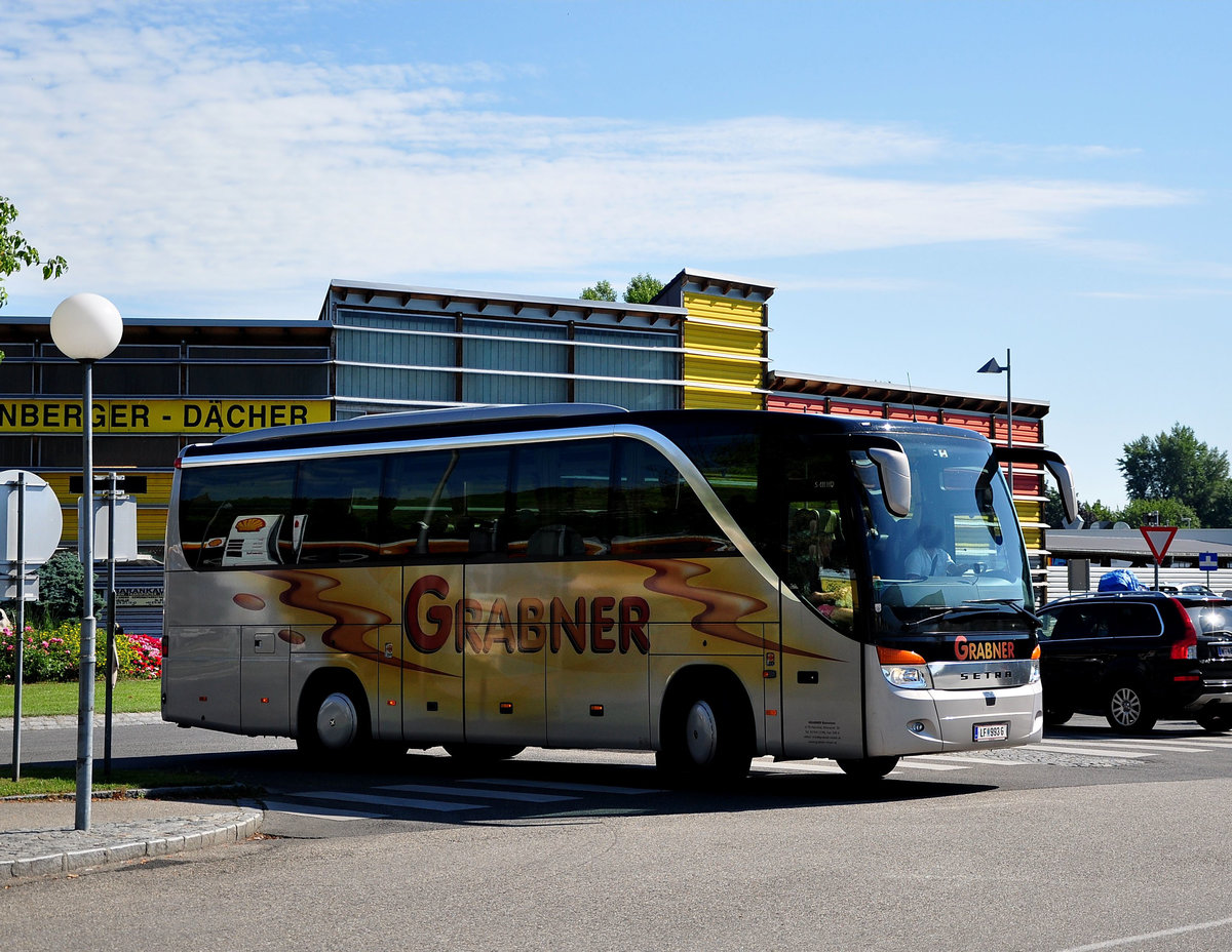 Setra 411 HD von Grabner Reisen aus Nieder�sterreich in Krems gesehen.