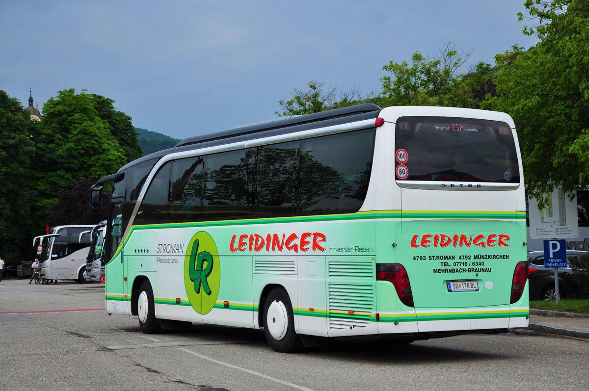 Setra 411 HD von Leidinger Reisen aus �sterreich in Krems gesehen.