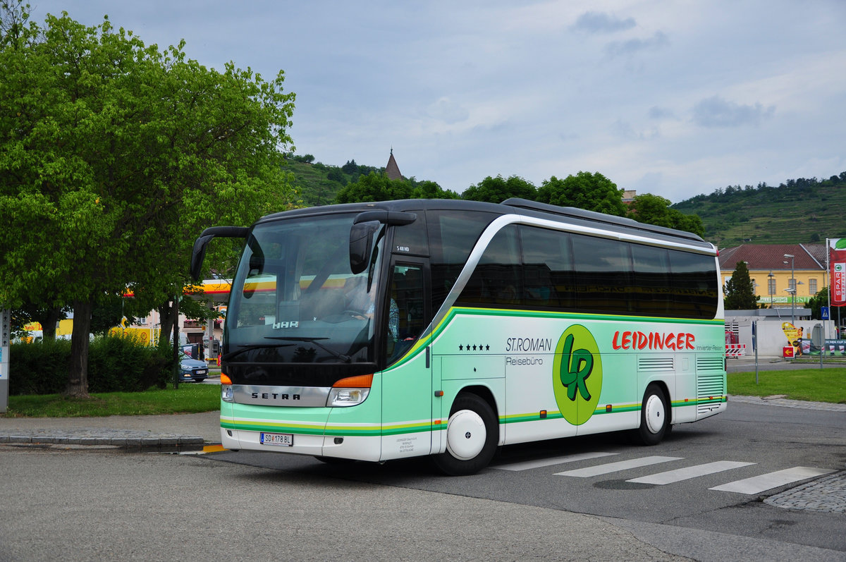 Setra 411 HD von Leidinger Reisen aus �sterreich in Krems gesehen.