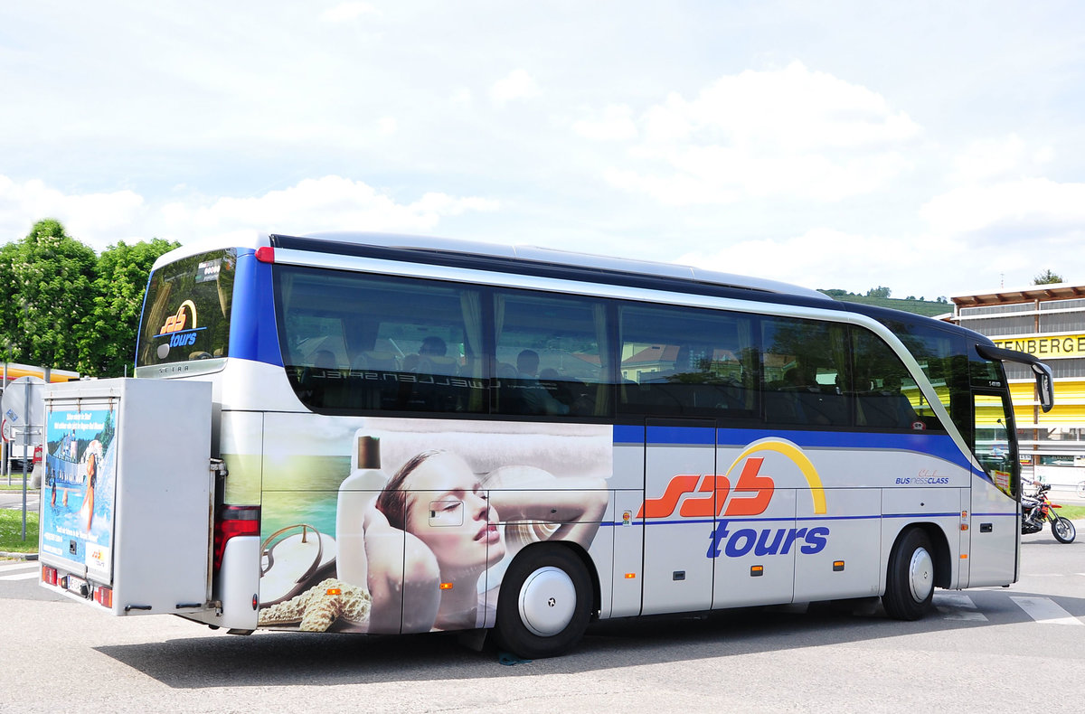 Setra 411 HD von SAB Reisen aus �sterreich in Krems gesehen.