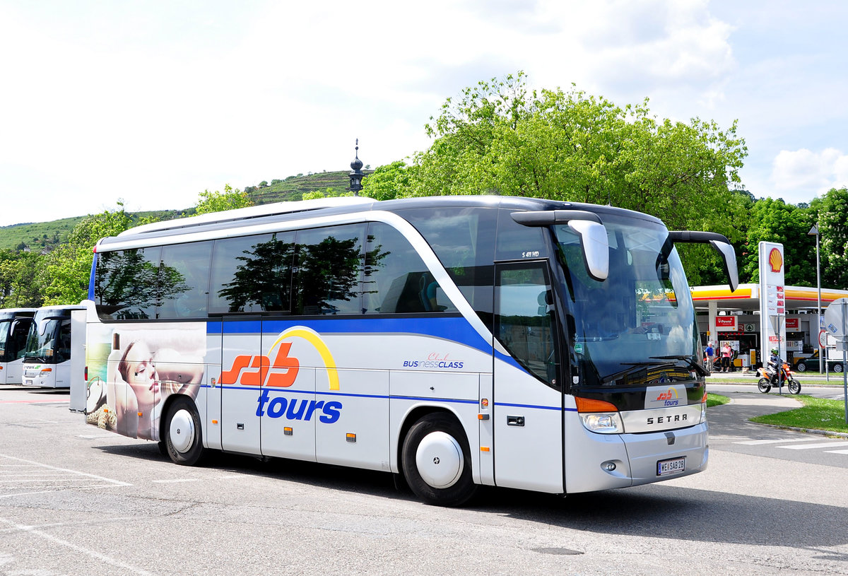 Setra 411 HD von SAB Reisen aus �sterreich in Krems gesehen.