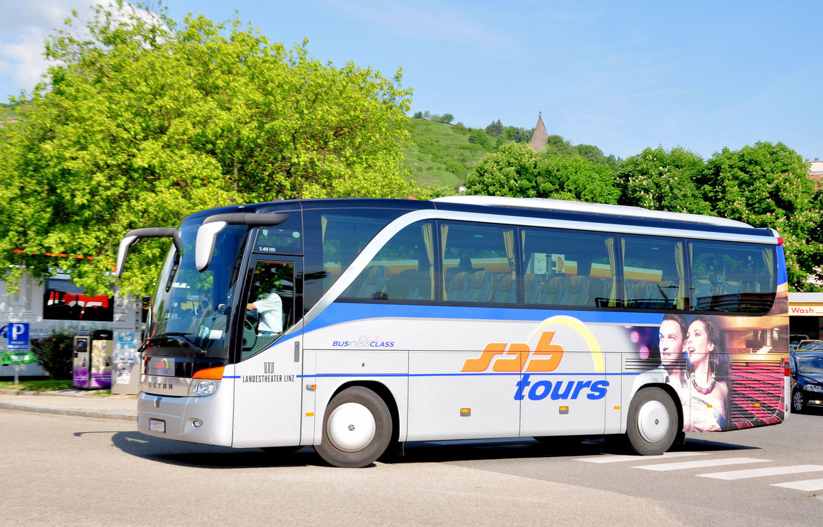 Setra 411 HD von SAB Tours aus �sterreich in Krems gesehen.