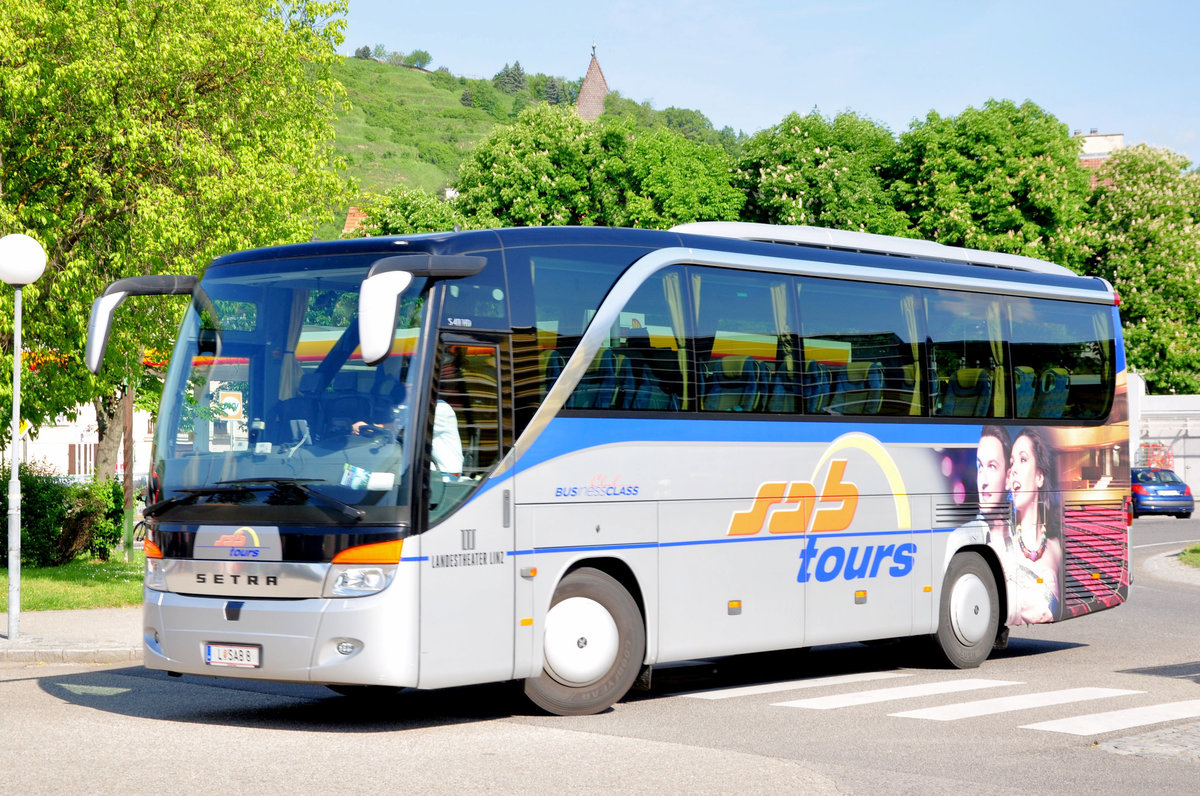 Setra 411 HD von SAB Tours aus �sterreich in Krems gesehen.