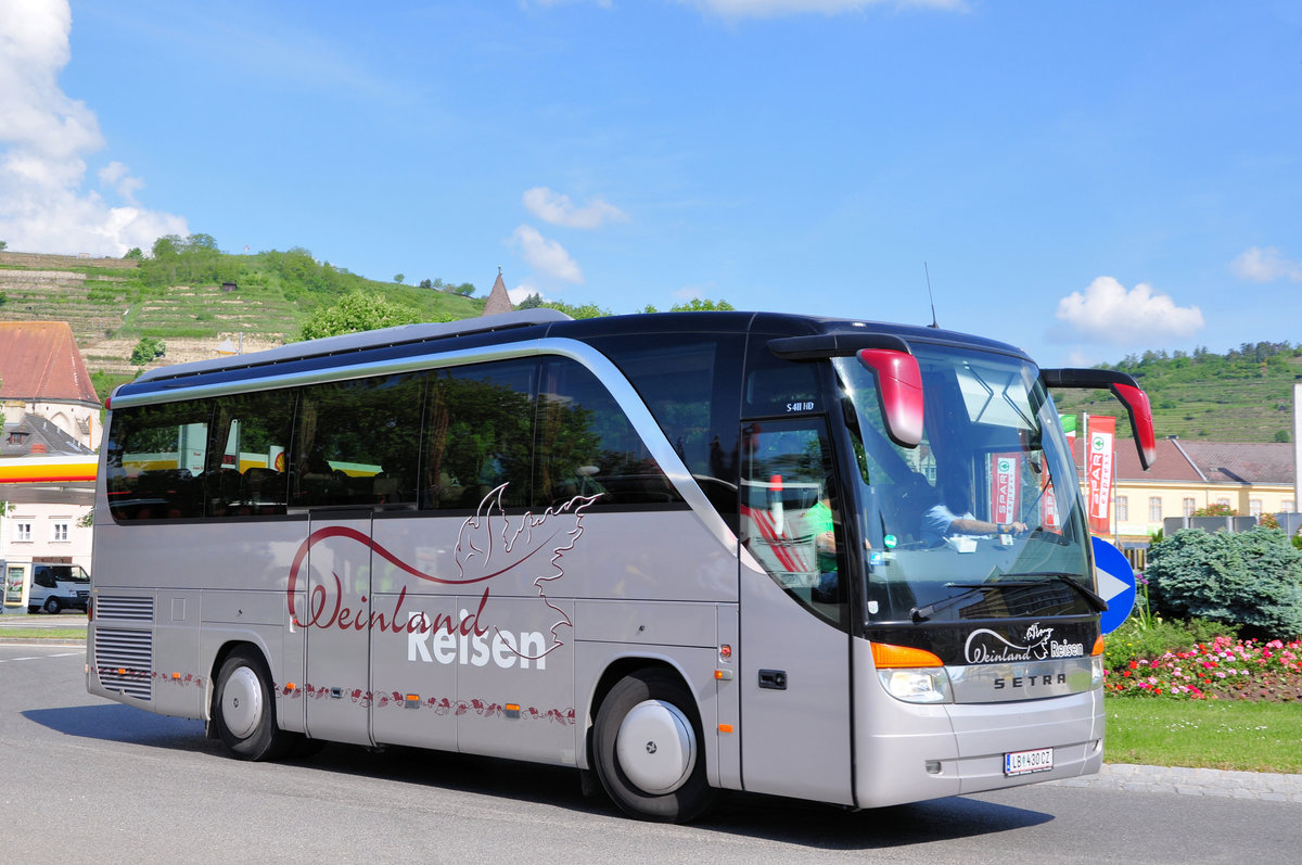 Setra 411 HD von Weinland Reisen aus �sterreich in Krems gesehen.