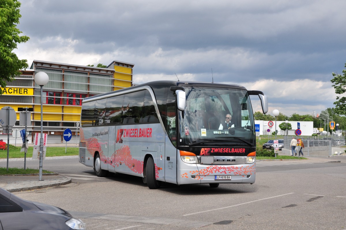 Setra 411 HD von Zwieselbauer Reisen aus �sterreich am 17.5.2015 in Krems.