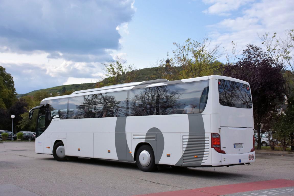 Setra 415 GT-HD von HVG Reisen aus der BRD 2017 in Krems.