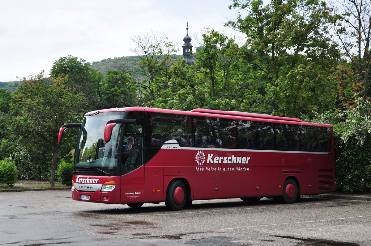 Setra 415 GT-HD von Kerschner Reisen aus Nieder�sterreich in Krems gesehen.