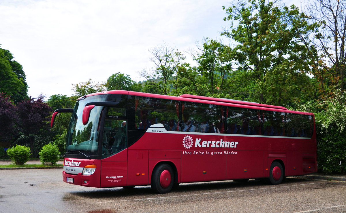 Setra 415 GT-HD von Kerschner Reisen aus Nieder�sterreich in Krems gesehen.