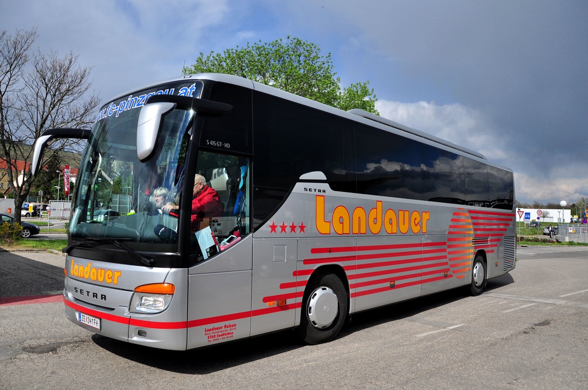 Setra 415 GT-HD von Landauer Reisen aus �sterreich am 18.4.2015 in Krems.