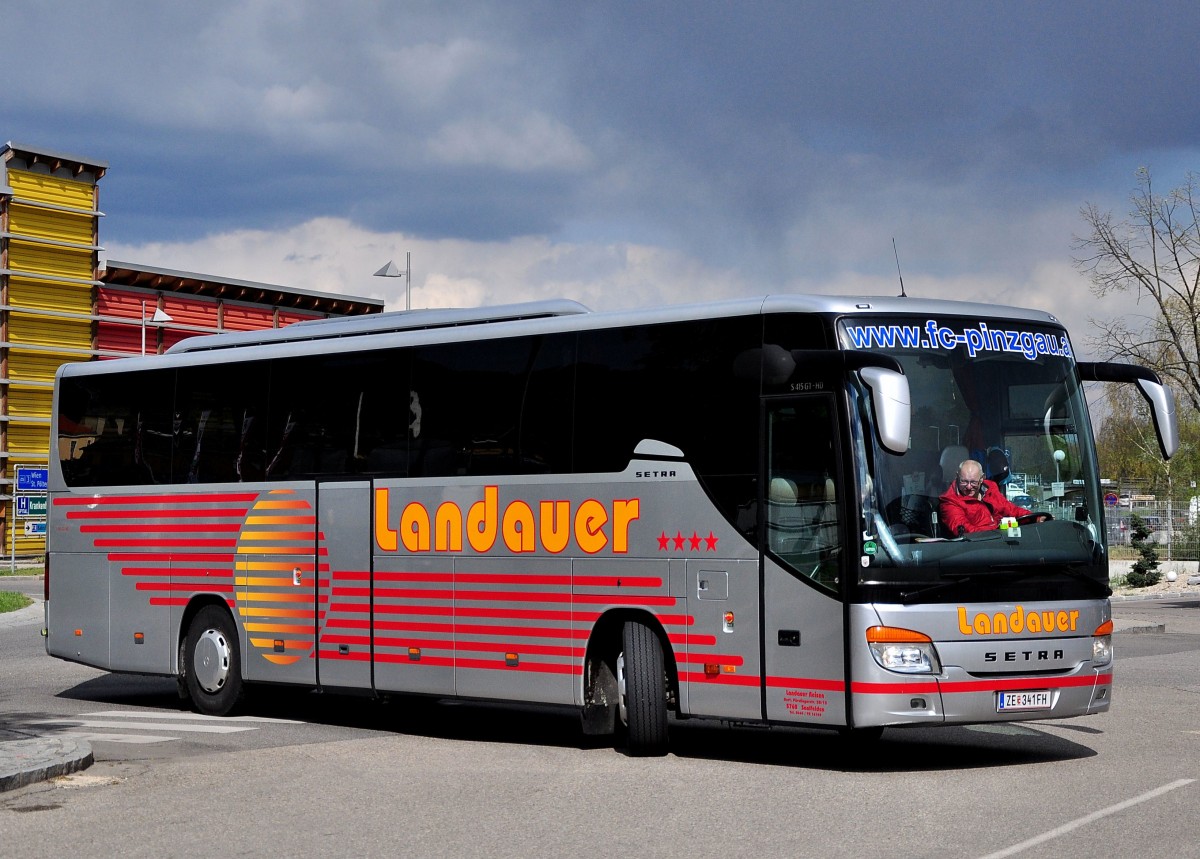 Setra 415 GT-HD von Landauer Reisen aus �sterreich am 18.4.2015 in Krems.