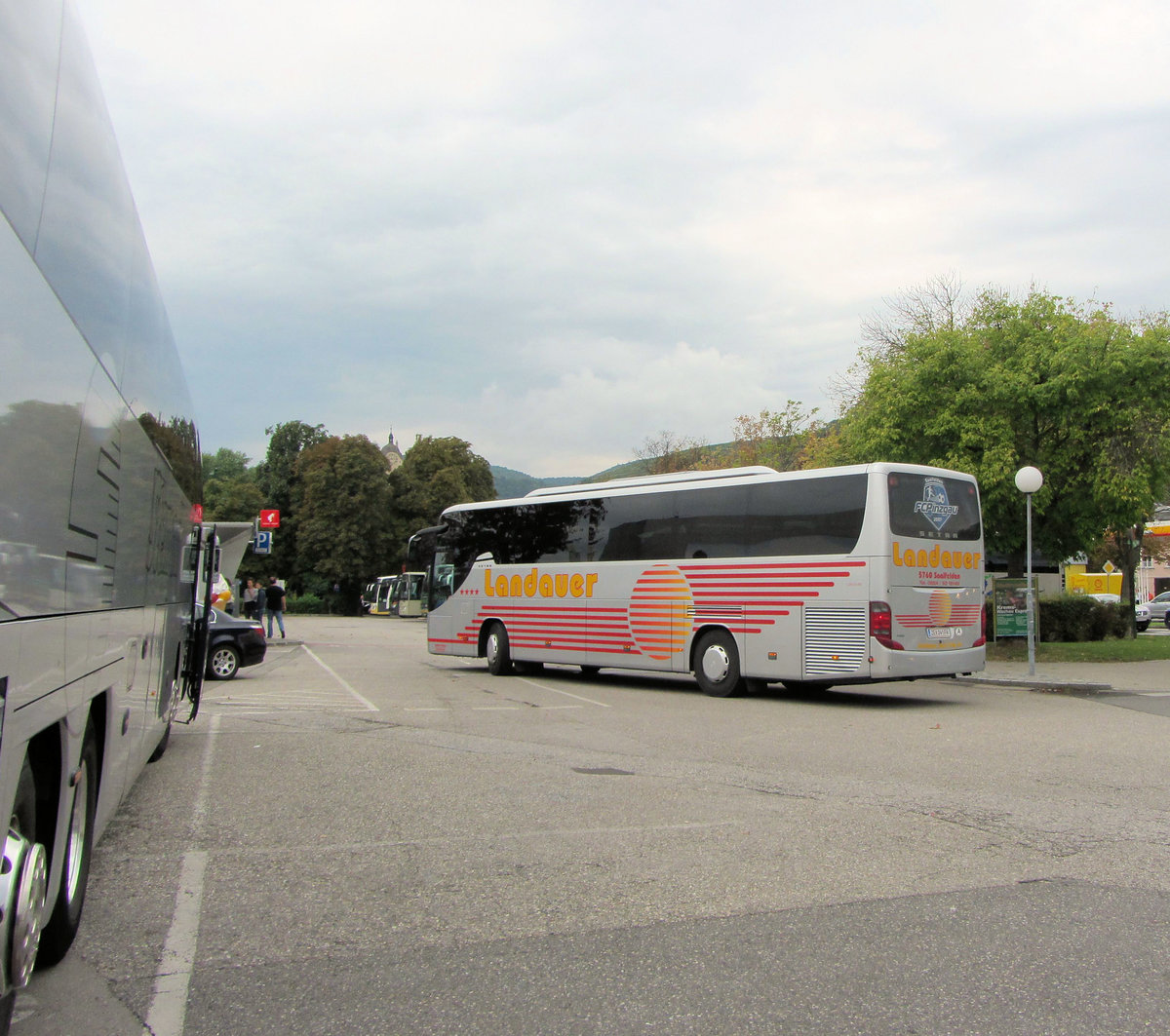 Setra 415 GT-HD von Landauer Reisen aus �sterreich in Krems gesehen.