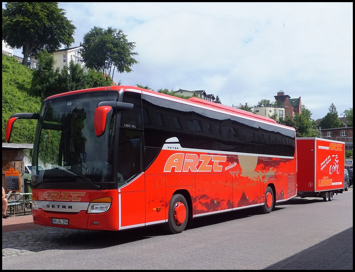 Setra 415 GT-HD mit Radanh�nger von Arzt aus Deutschland im Stadthafen Sassnitz.