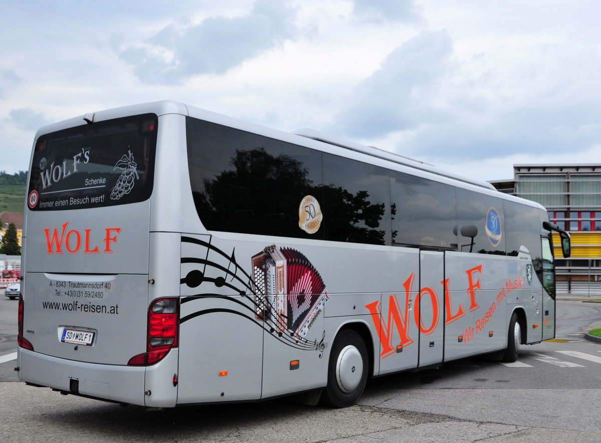 Setra 415 GT-HD von WOLF Reisen aus �sterreich in Krems unterwegs.