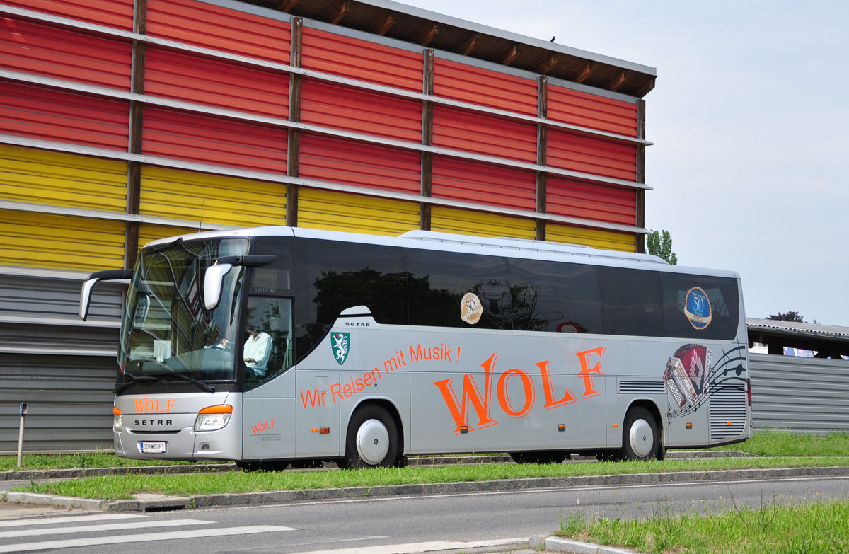 Setra 415 GT-HD von WOLF Reisen aus �sterreich in Krems unterwegs.