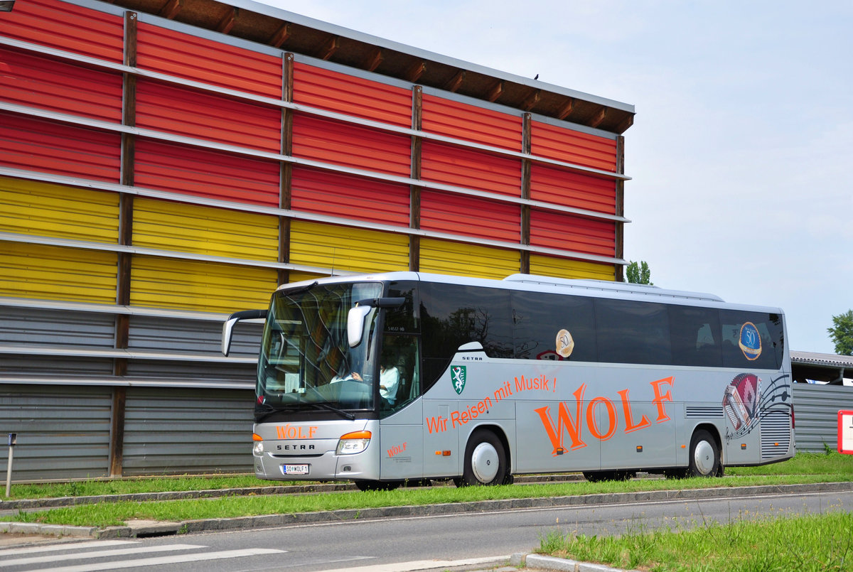 Setra 415 GT-HD von WOLF Reisen aus �sterreich in Krems unterwegs.