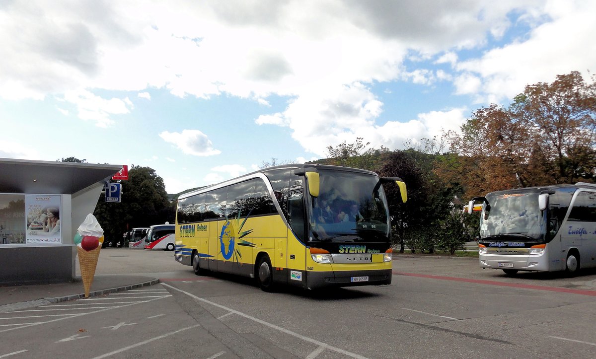 Setra 415 HD von Stern Reisen aus �sterreich in Krems gesehen.