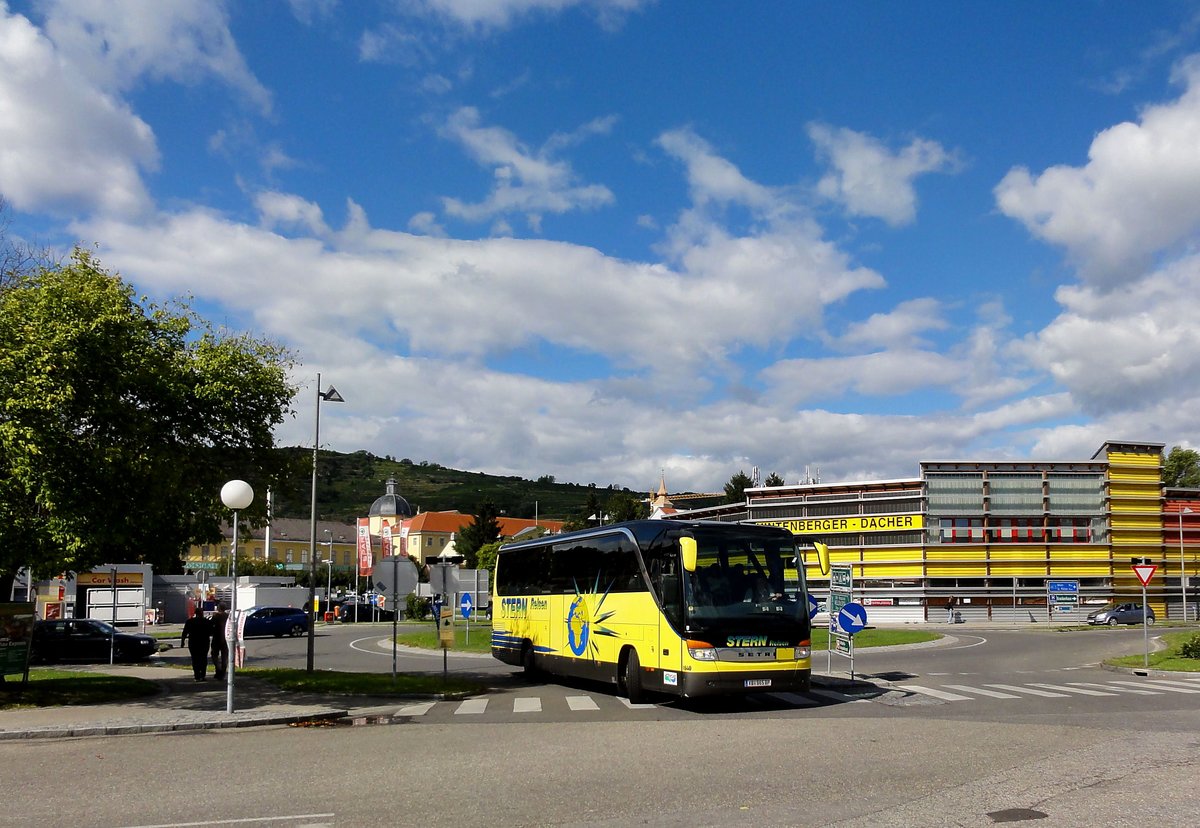 Setra 415 HD von Stern Reisen aus sterreich in Krems gesehen.