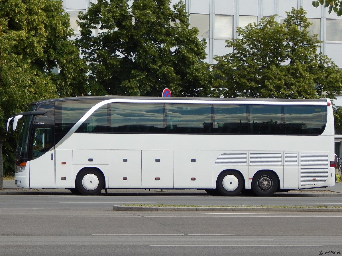 Setra 415 HDH aus Ungarn in Berlin.