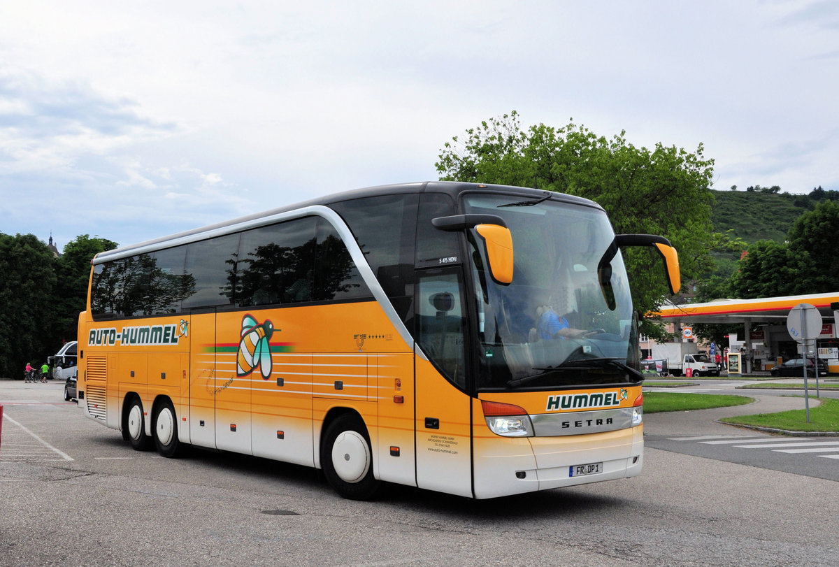 Setra 415 HDH von Hummel Reisen aus der BRD in Krems gesehen.