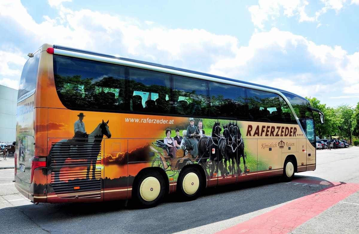 Setra 415 HDH von Raferzeder aus �sterreich am 10.Mai 2014 in Krems gesehen.