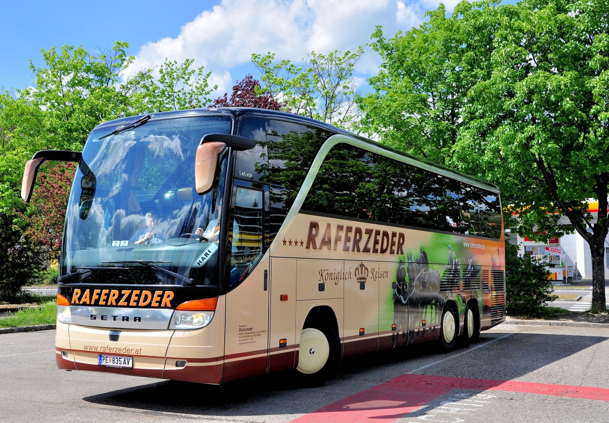Setra 415 HDH von Raferzeder aus �sterreich am 10.Mai 2014 in Krems gesehen.