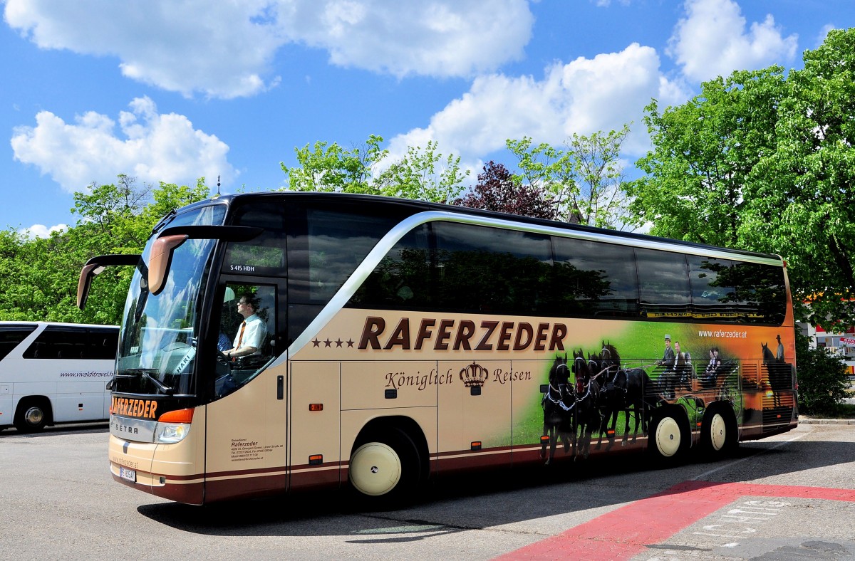 Setra 415 HDH von Raferzeder aus �sterreich am 10.Mai 2014 in Krems gesehen.