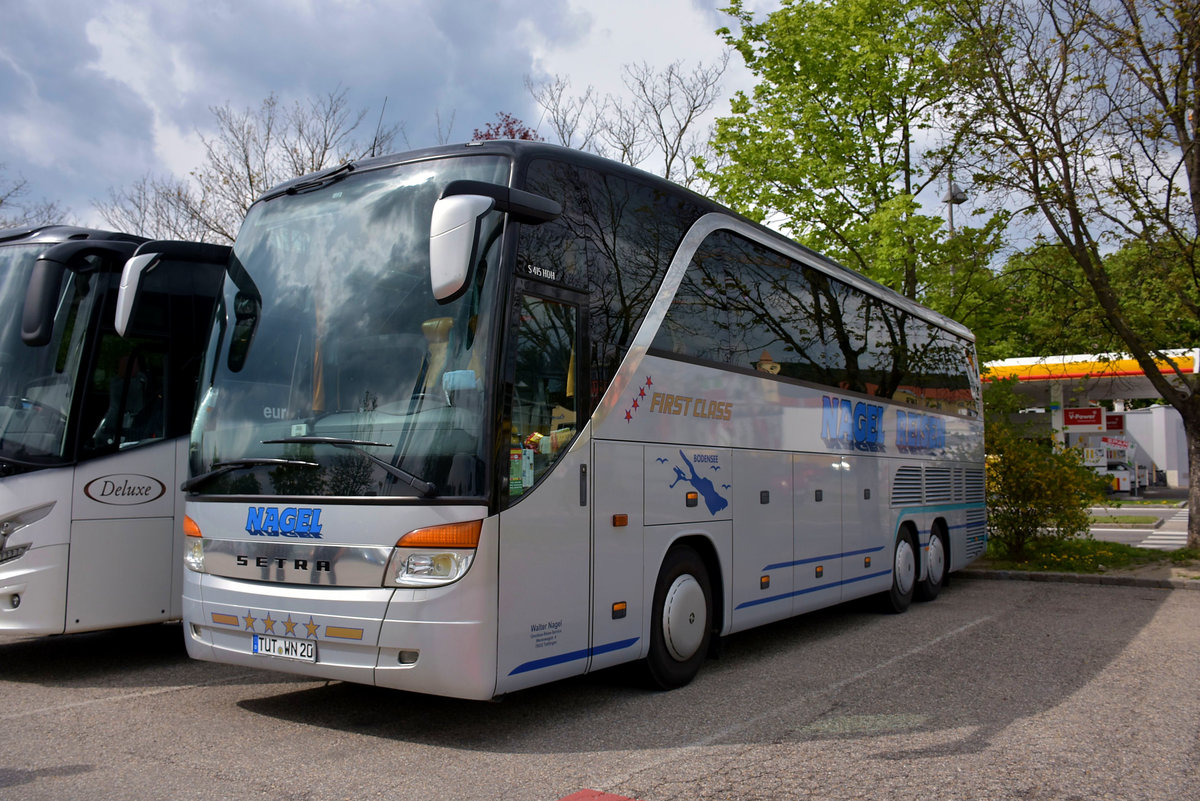 Setra 415 HDH von Walter NAGEL Reisen aus der BRD in Krems.